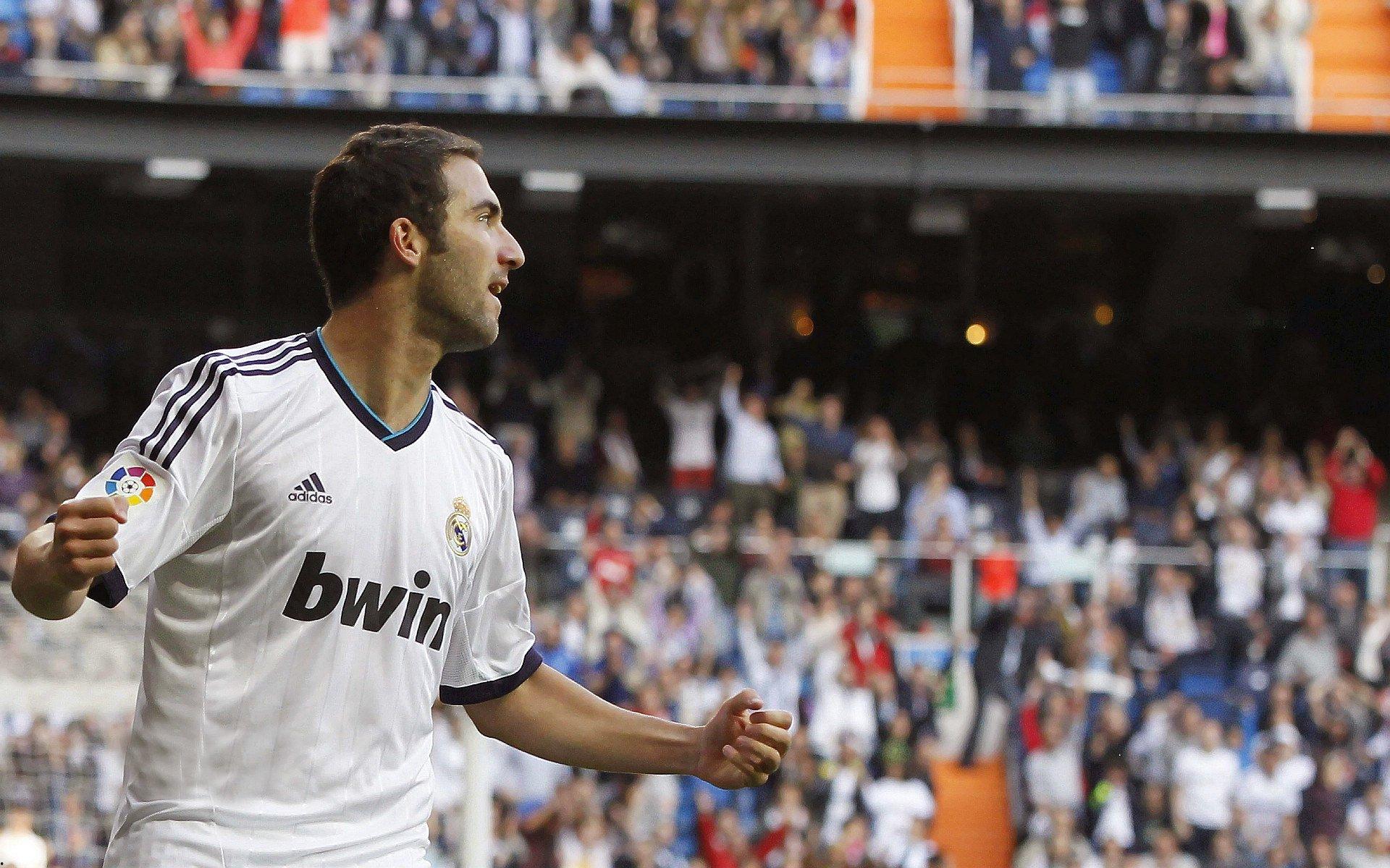 篮球巨星詹姆斯自由市场引爆联盟，骑士、独行侠与勇士展开明夏争夺战