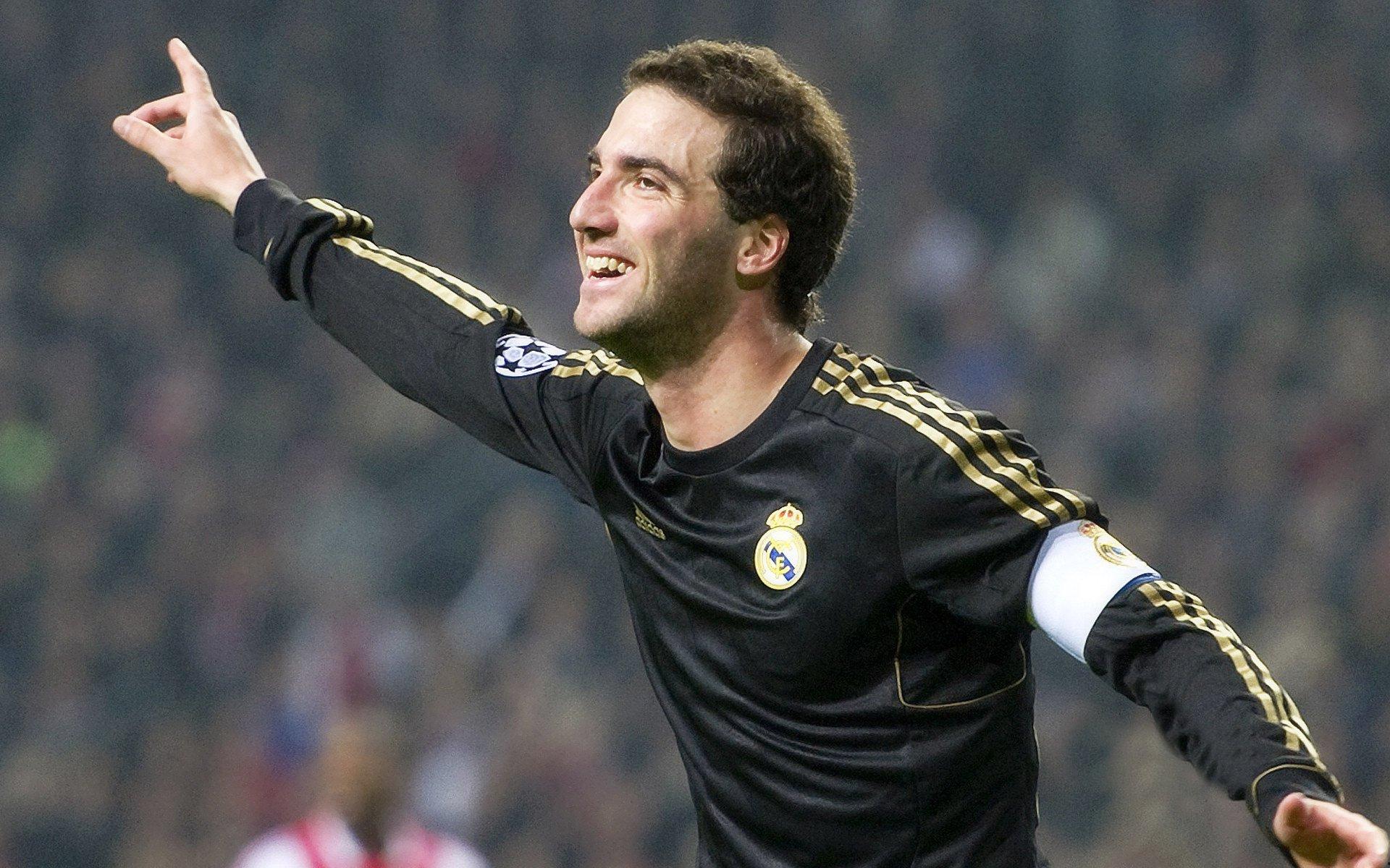 从被嘲笑的岛国少年到荷兰足坛最耀眼红星，一段逆袭的传奇征程